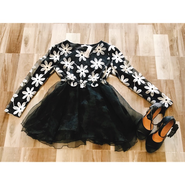 Đầm xoè hoa ren đen 50k