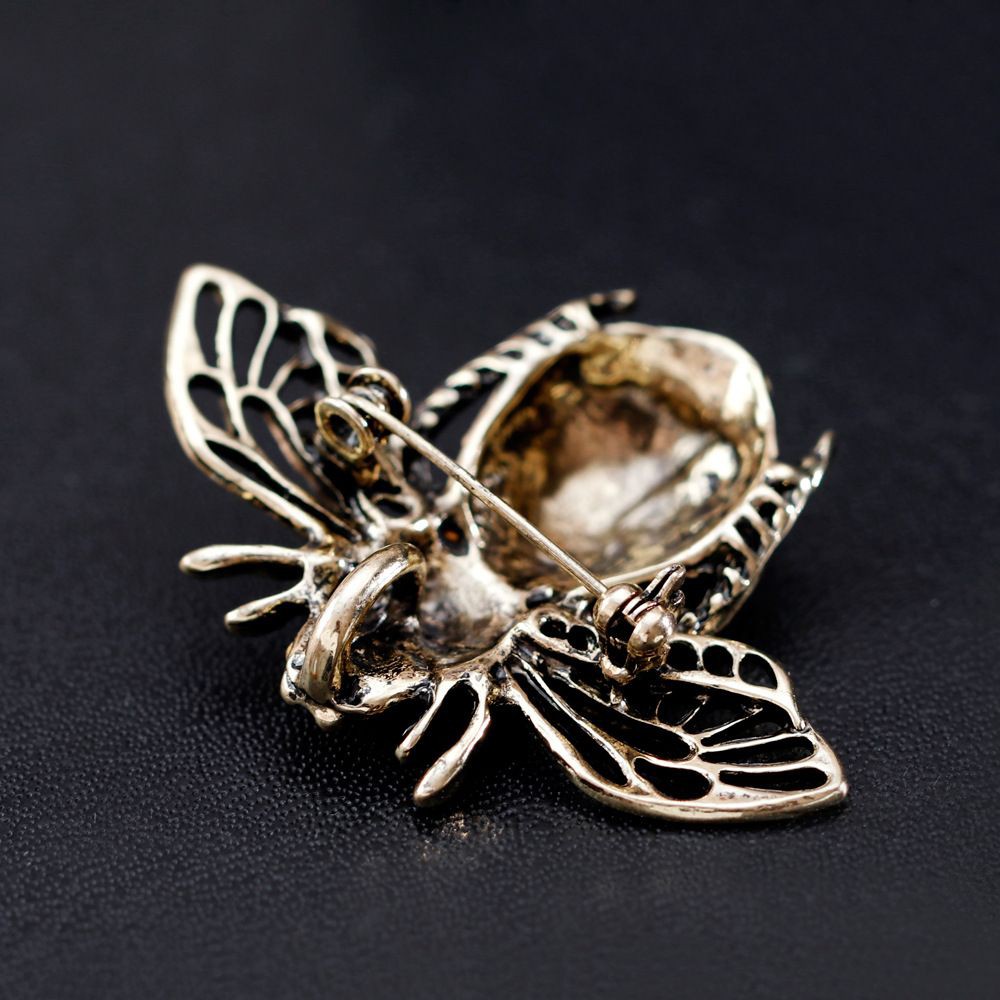 Cài áo hình ong đính đá thời trang đẹp mắt