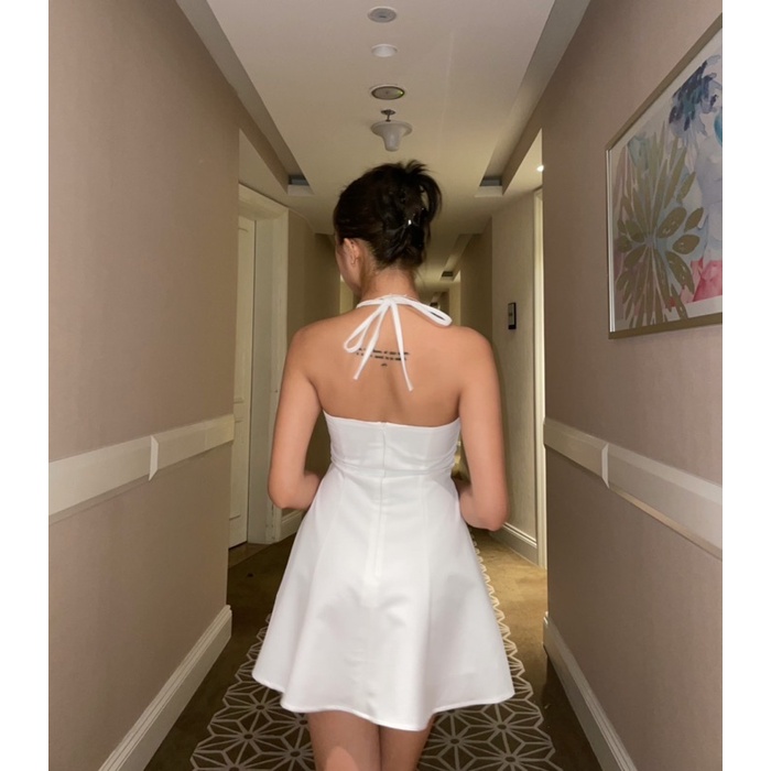 ĐẦM XOÈ TRẮNG 2 DÂY CỘT SAU CỔ
