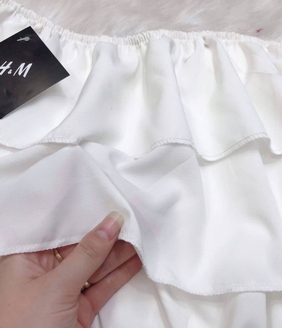Váy trễ vai trắng