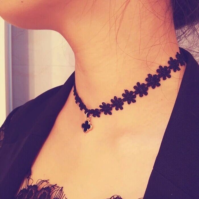 Vòng Cổ Choker Màu Đen Mặt Cỏ Ba Lá