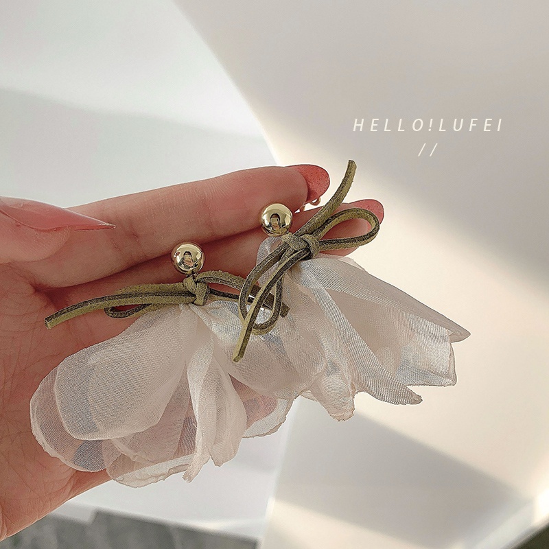 Bông tai hình cánh hoa trắng thanh lịch nhã nhặn