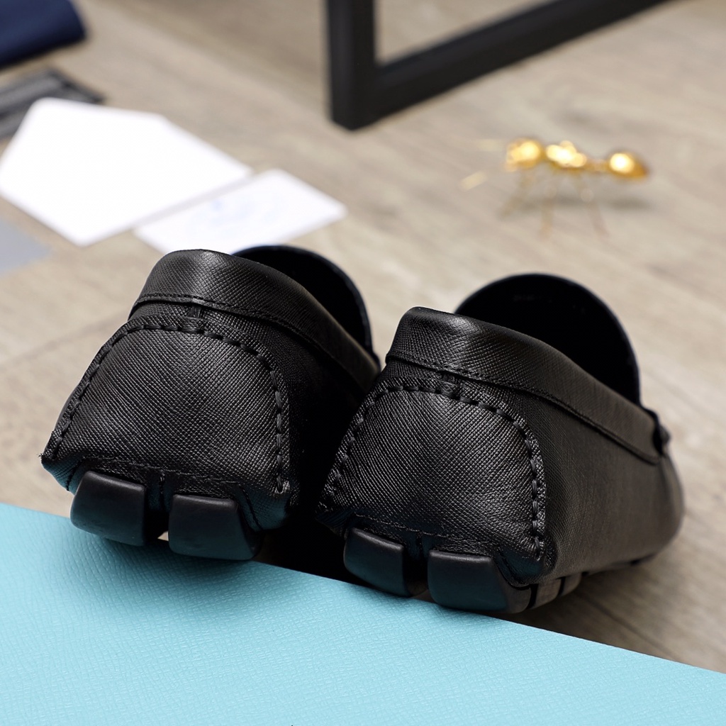 Giày lười nam da thật PRADA thiết kế lịch lãm và nhẹ nhàng mang đến phong cách chững chạc nhưng vẫn rất trẻ trung