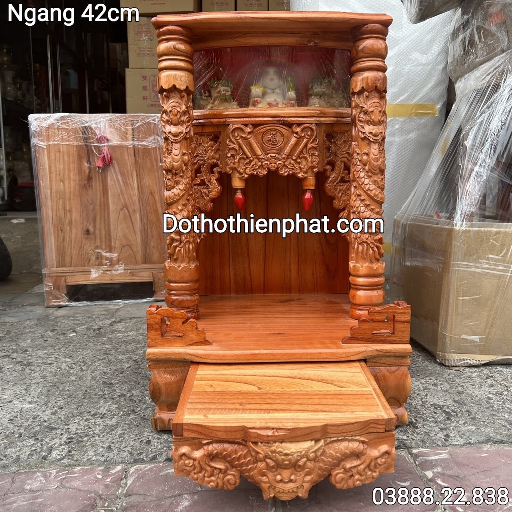 Bàn thờ thần tài ông địa gỗ xoan ngang 42cm quỳ trụ điện tử màu đỏ