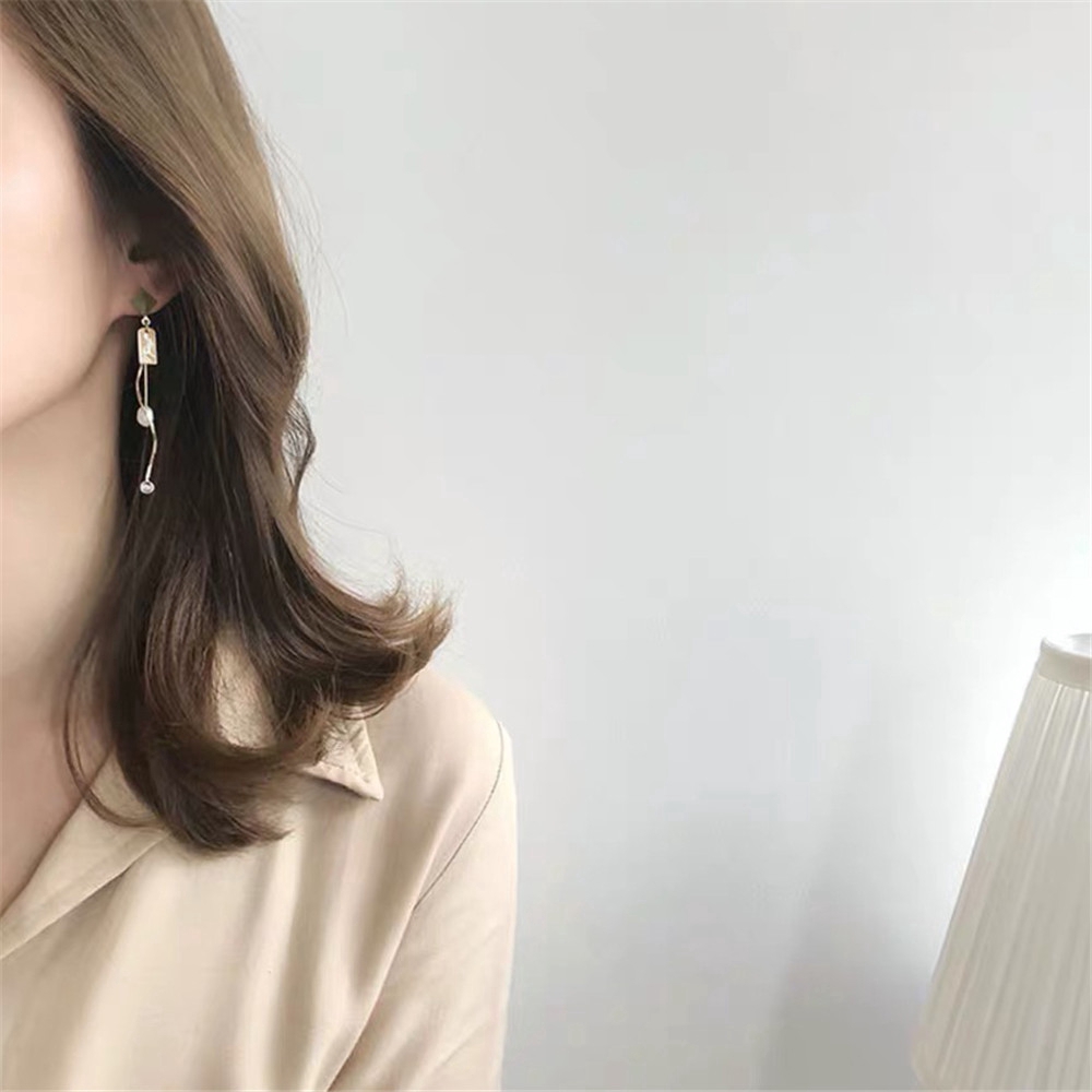 Bông tai dạng xỏ kim loại phối tua rua lượn sóng đính đá kiểu dáng đơn giản thời trang