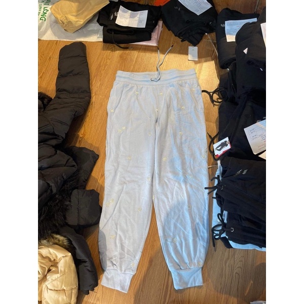 Còn 2 chiếc quần nỉ size s