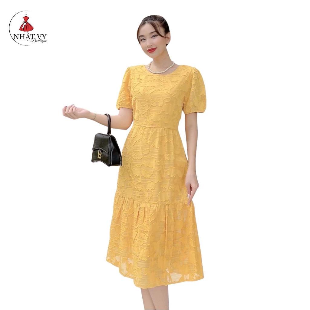 Đầm Dự Tiệc NHẬT VY Cổ Tròn Hoa Nổi Đuôi Cá Chất Tơ Tằm Thêu Màu Đen, Vàng - D2177