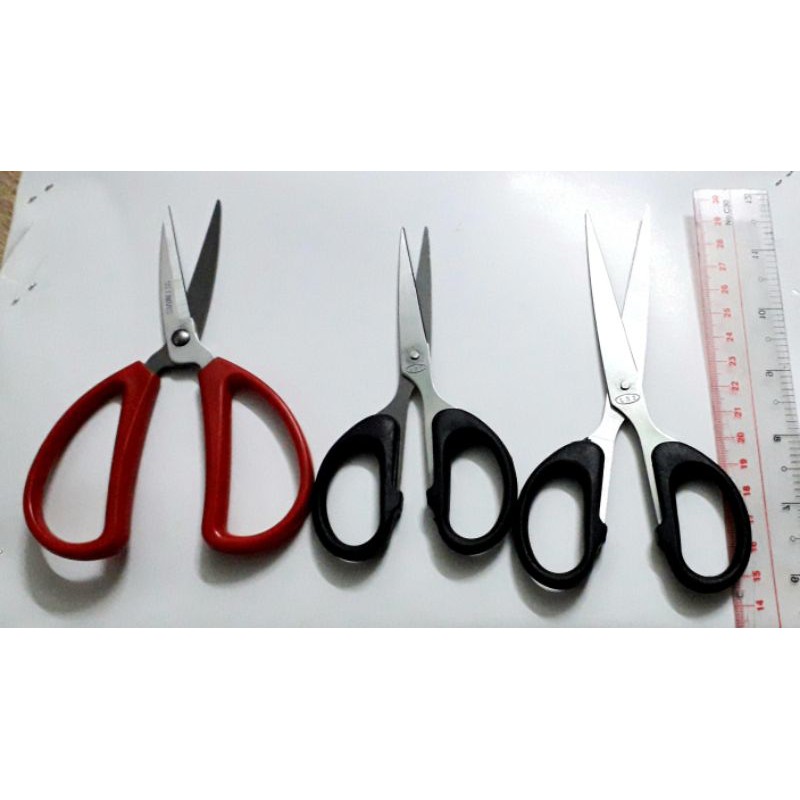 Một chiếc kéo thủ công đa năng bằng thép không gỉ rất bén có kích thước dài từ 14 đến 16 cm