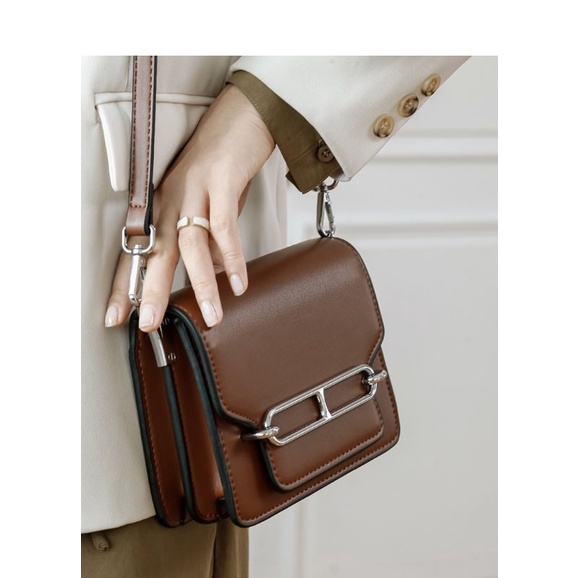 Túi đeo chéo nữ thời trang có 2 màu: Đen và nâu
