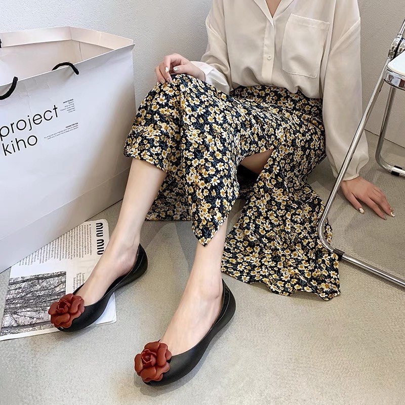 Giày búp bê nhựa dẻo thơm trong đính hoa trà hở mũi soervimy