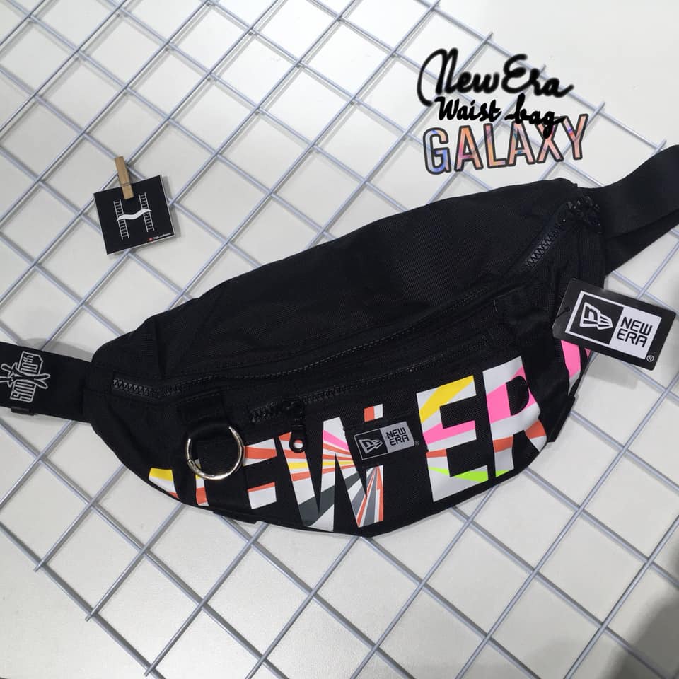 Túi chéo New Era đen màu chữ galaxy