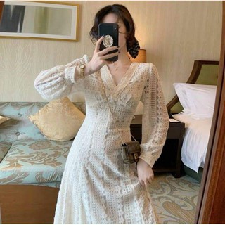 Váy ren trắng cổ V đinh cúc ngọc