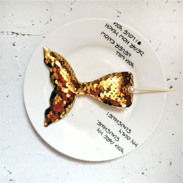 Que cắm đuôi cá lấp lánh vàng