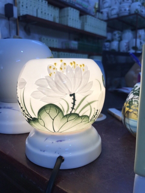 Đèn xông tinh dầu Bát Tràng to cao kèm 1 bóng đèn dự phòng mẫu hoa