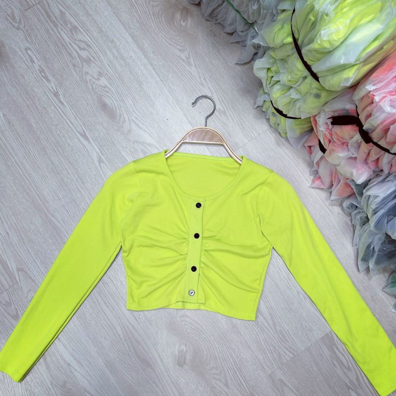 Áo thun tay dài croptop nhíu ngực phối 4 nút giữa
