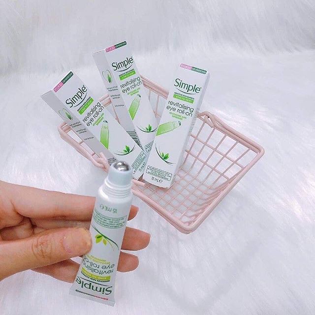 Bút lăn dưỡng ẩm giảm quầng thâm, bọng mắt Simple Revitalising Eye Roll-On | BigBuy360 - bigbuy360.vn