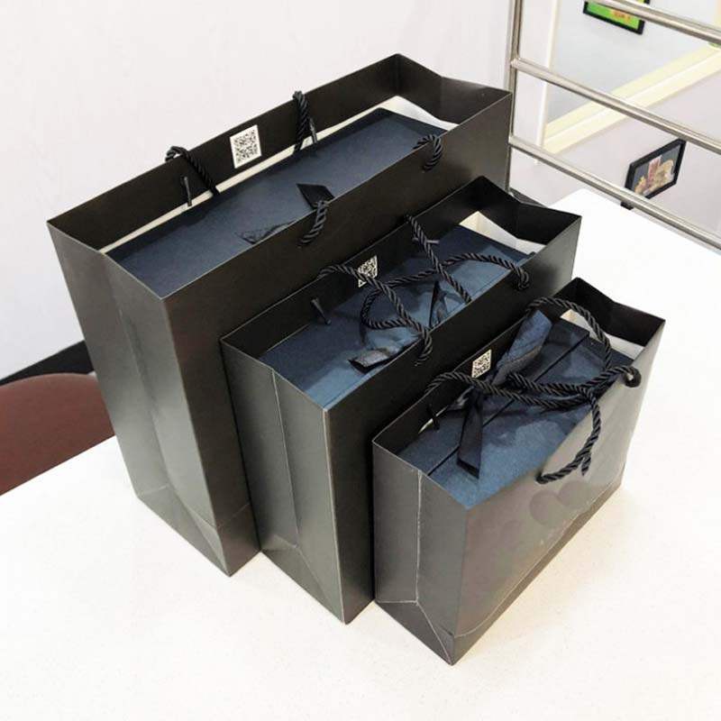 Charles &amp; KEITH Túi Giấy Đựng Quà 3 Kích Cỡ (Không Bán Riêng Lẻ)