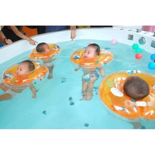 Phao đỡ cổ cho bé khi tắm