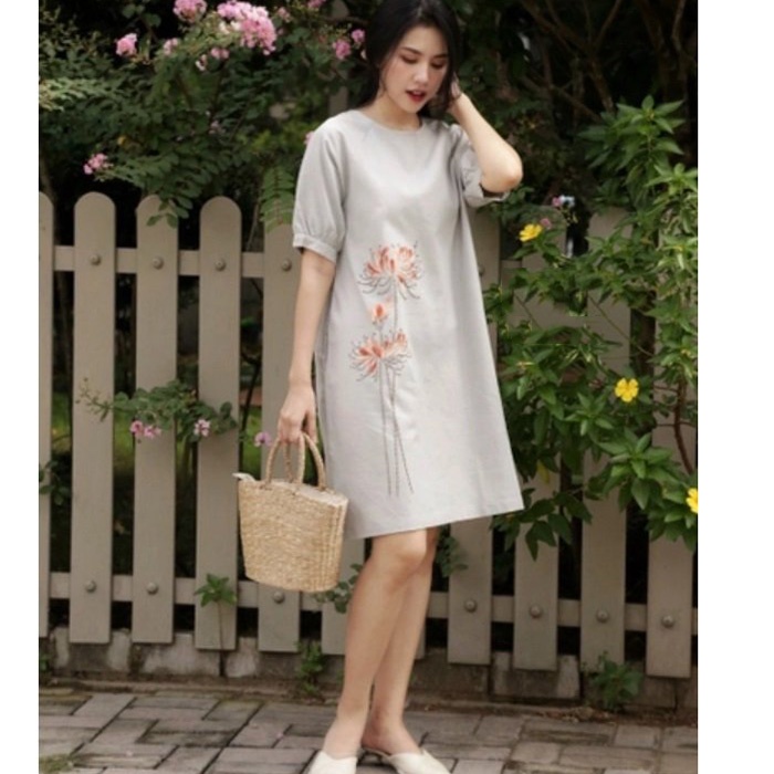 Đầm suông Linen Bột Premium thêu hoa dáng lửng tay bom