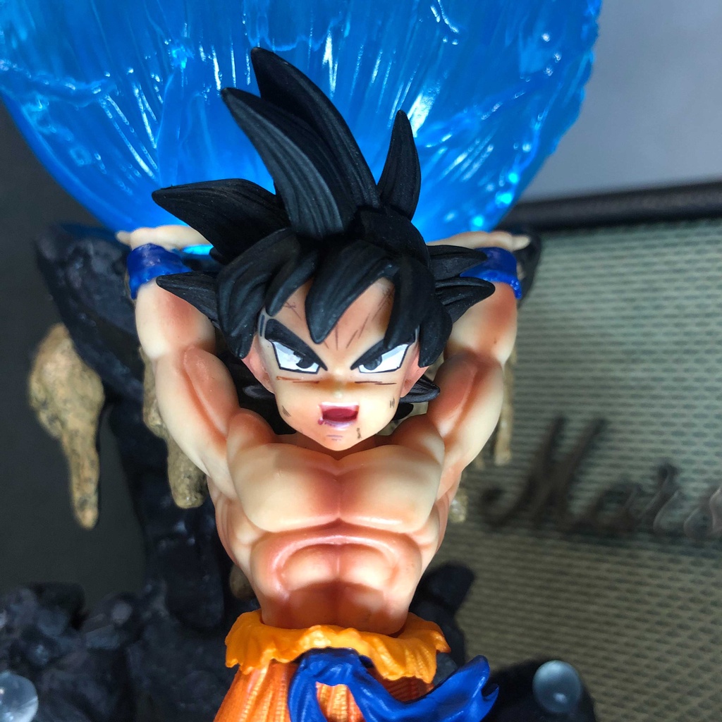 Mô hình Son Goku nâng cầu 25 cm có LED
