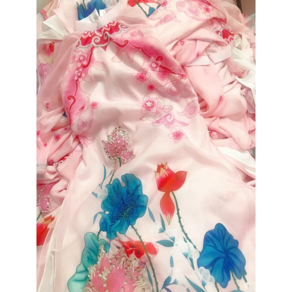 Áo dài cách tân hồng pastel hoạ tiết bông sen nhẹ nhàng đính kết lấp lánh thiết kế 4 tà vải tơ óng mềm phù hợp nhiều dịp