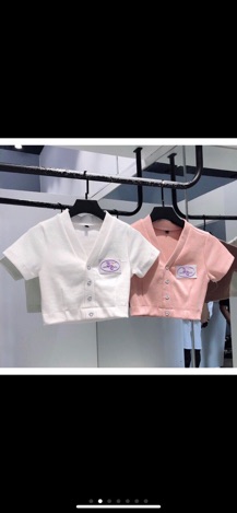 👽Croptop Cổ V Gài Nút Logo