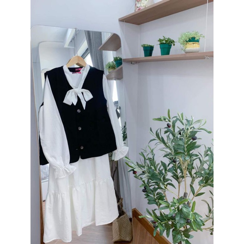 Set váy sơ mi trắng đuôi cá thắt nơ kèm áo gile nhung kèm ảnh thât shop chụp
