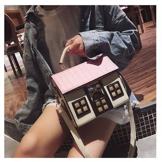 Túi xách đeo chéo hình ngôi nhà độc lạ