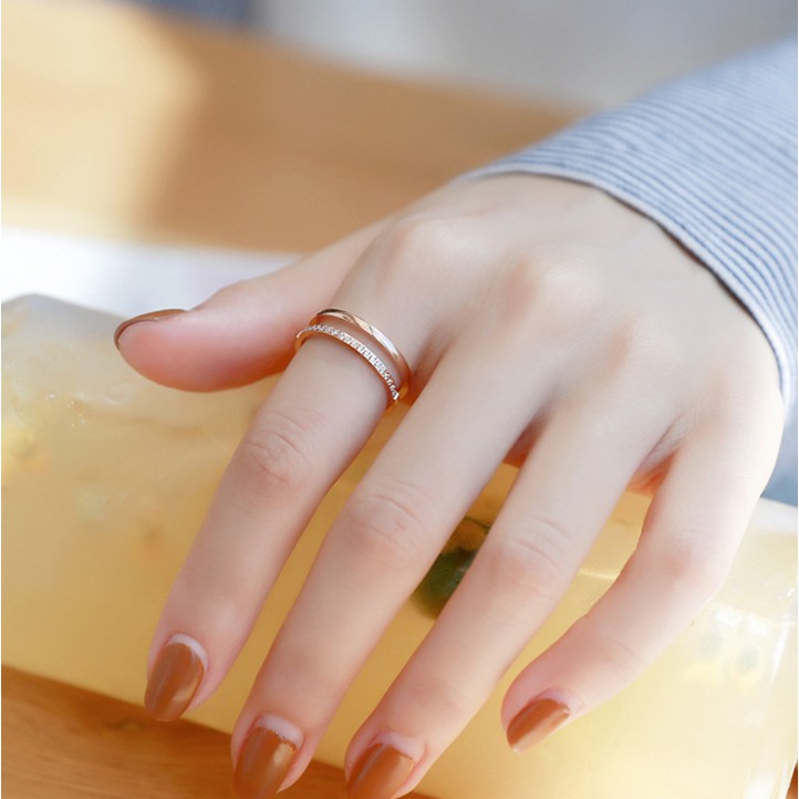 Nhẫn nữ titan cao cấp kiểu sọc đôi : 1 sọc trơn, 1 sọc đính đá siêu đẹp, bền màu, chuẩn thời trang