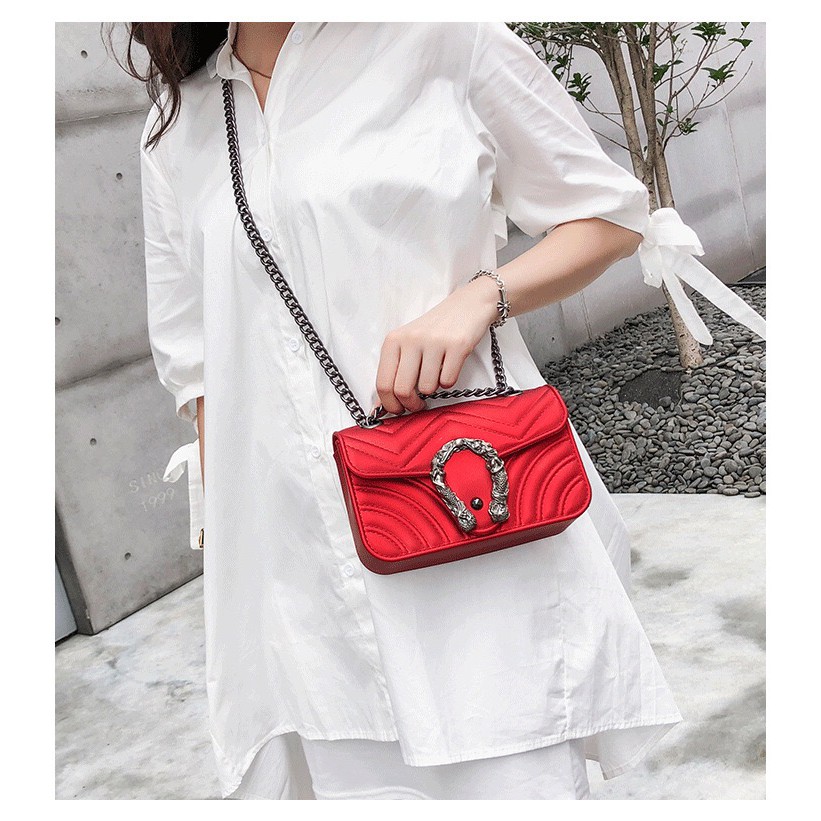 Túi đeo chéo khoá rồng