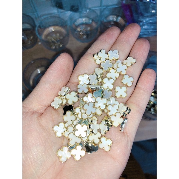 Charm 4 lá đính móng