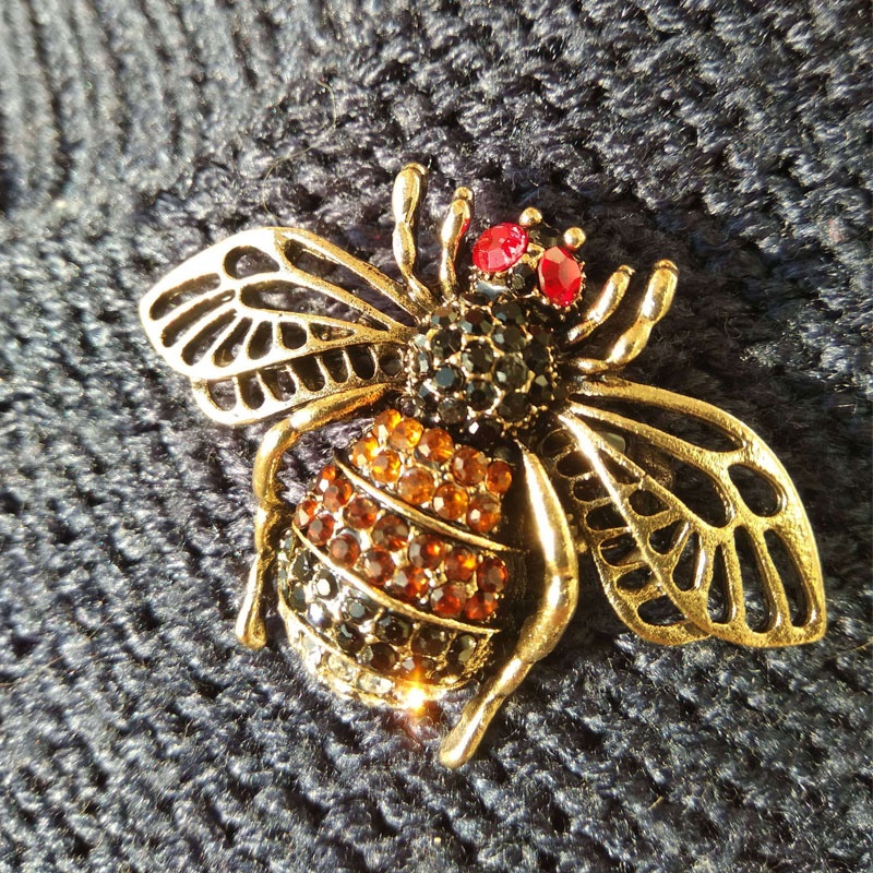 Trâm cài hình con ong bằng đá nhiều màu sắc