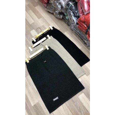 Chân váy len dáng dài QC đính logo có dây nơ