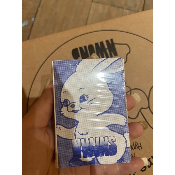 Ảnh thần tượng New Jeans xanh trắng dùng trang trí siêu đẹp