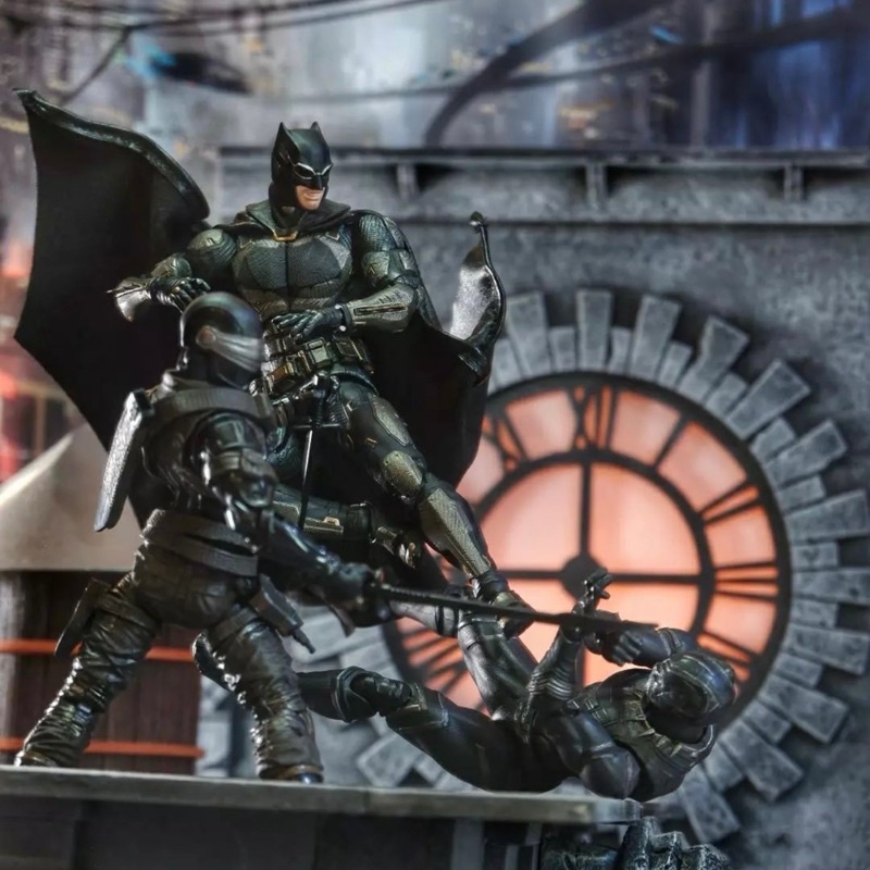 Mô hình Action Figure MAFEX Batman Justice League - Tactical Suit ver. No.064 có giá đỡ