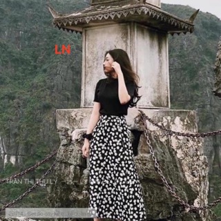 Set áo thun trơn đen kèm chân váy dài hoa cúc họa mi