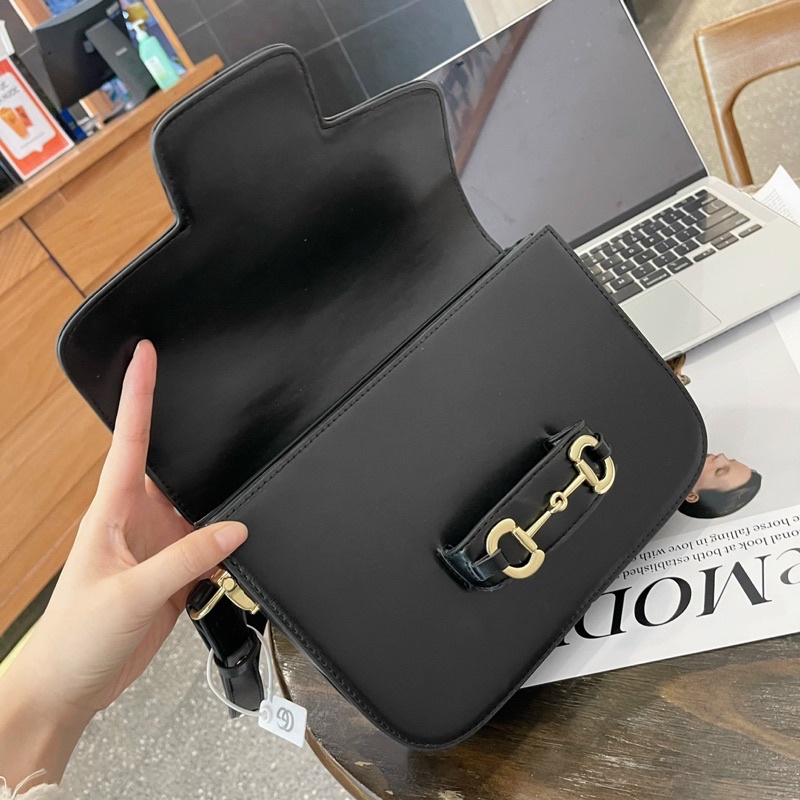 Túi xách nữ Gu•Cci có dây đeo chéo, có khoá bấm đầy đủ, chất da bóng mịn nét căng