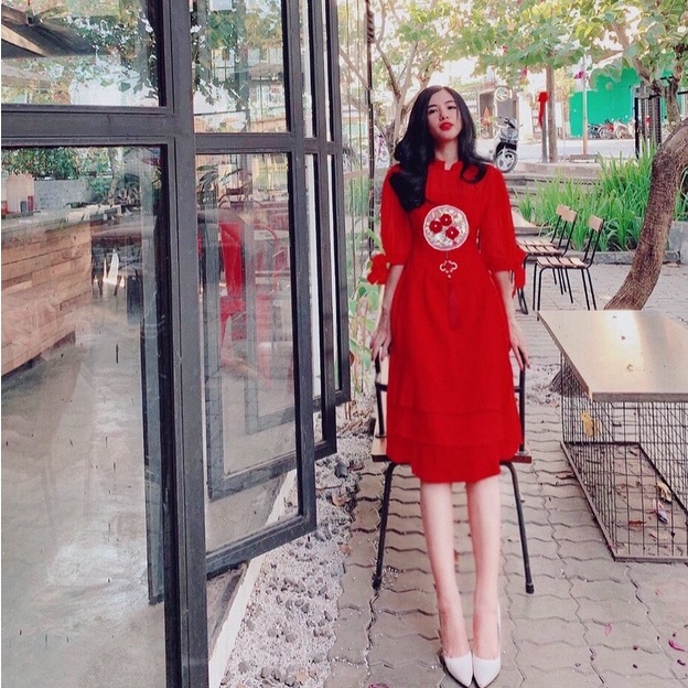 Váy Cổ Tàu Đỏ, Đầm Nữ Tay Bồng Ngắn Thắt Nơ Dáng Xòe Tầng Đính Logo Hoa Nổi Chất Taffta Cao Cấp, Váy Tết Cách Tân Siêu X | BigBuy360 - bigbuy360.vn