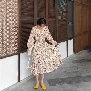 Đầm hoa xòe cổ yếm