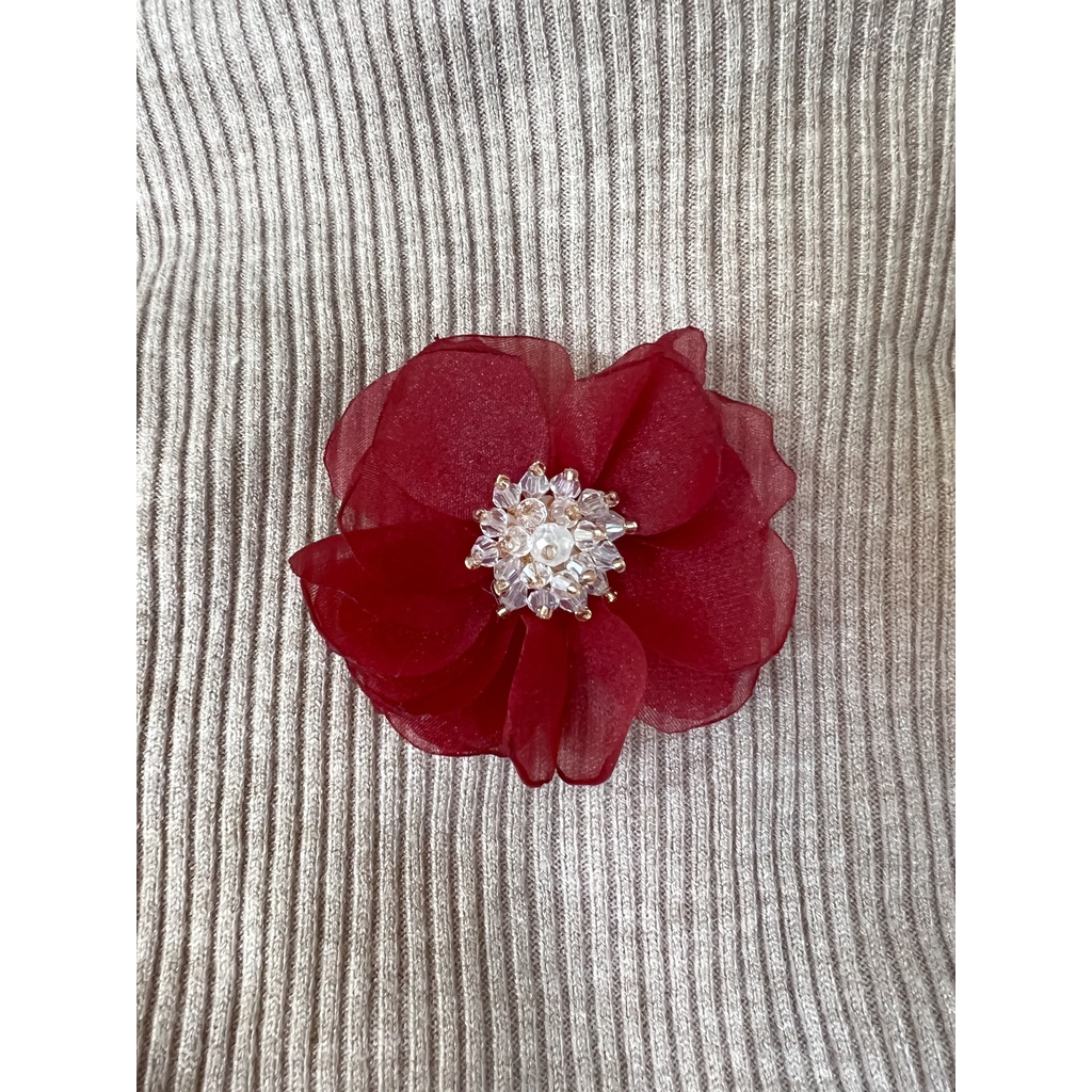 Hoa cái váy, cài áo màu đỏ đô | BigBuy360 - bigbuy360.vn
