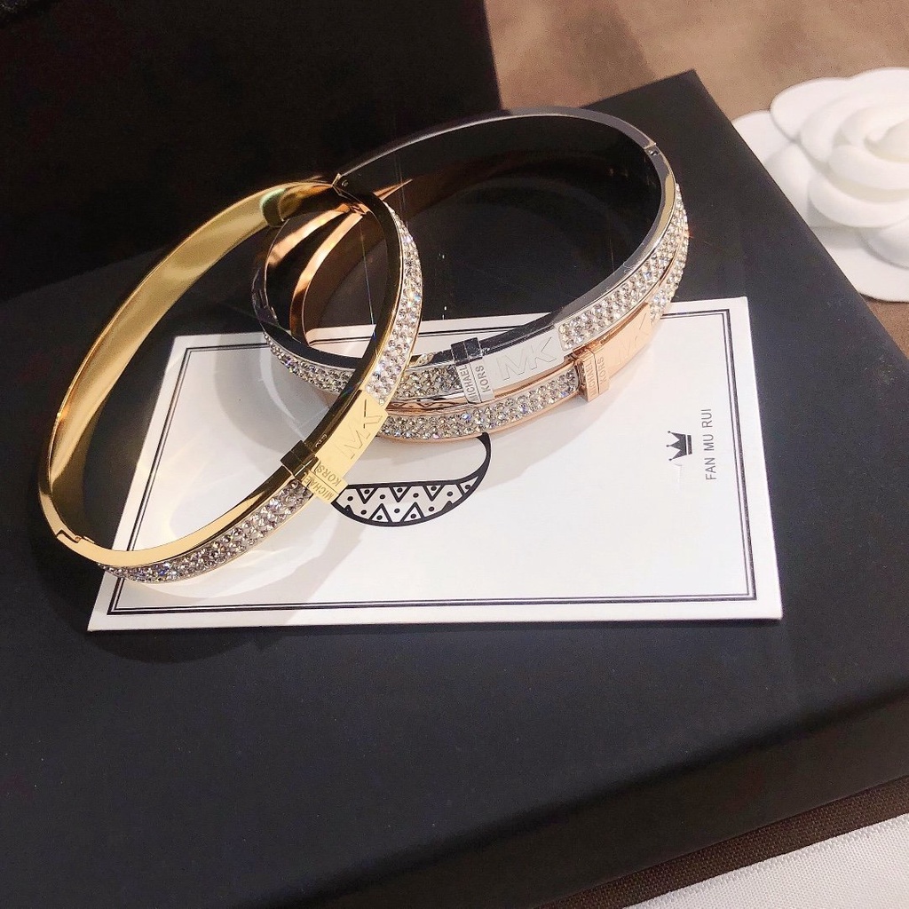 Vòng Tay Thép Titan Mặt Khắc Chữ Michael Kors