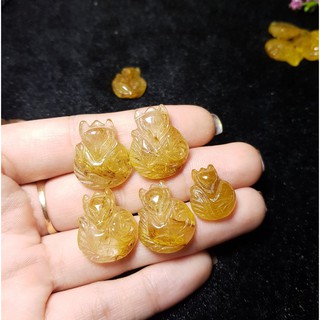 Hồ ly tóc vàng ôm hoa mẫu đơn