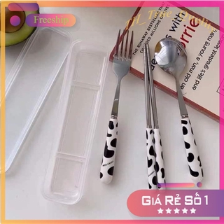 Sale sập sàn - Bộ Đũa Thìa Dĩa Inox 304 Cán Sứ Cao Cấp Có Hộp Đựng Bò Sữa Siêu Dễ Thương