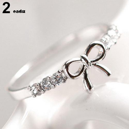 Nhẫn cô dâu hình nơ đính đá đơn giản