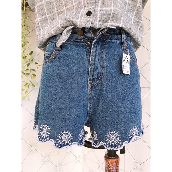 Sale Quần Jean Ngắn Thêu Hoa