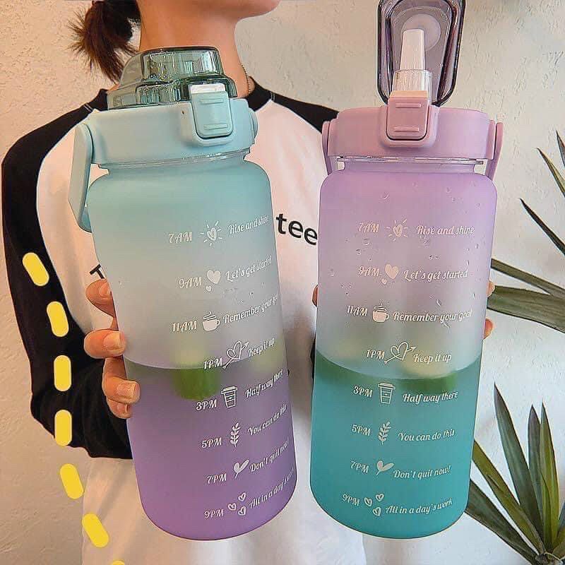 Bình nước 2 lít có vạch báo giờ uống nước, tặng kèm ticker xinh xắn, loại quai xách tiện dụng, chất liệu PC an toàn 100%
