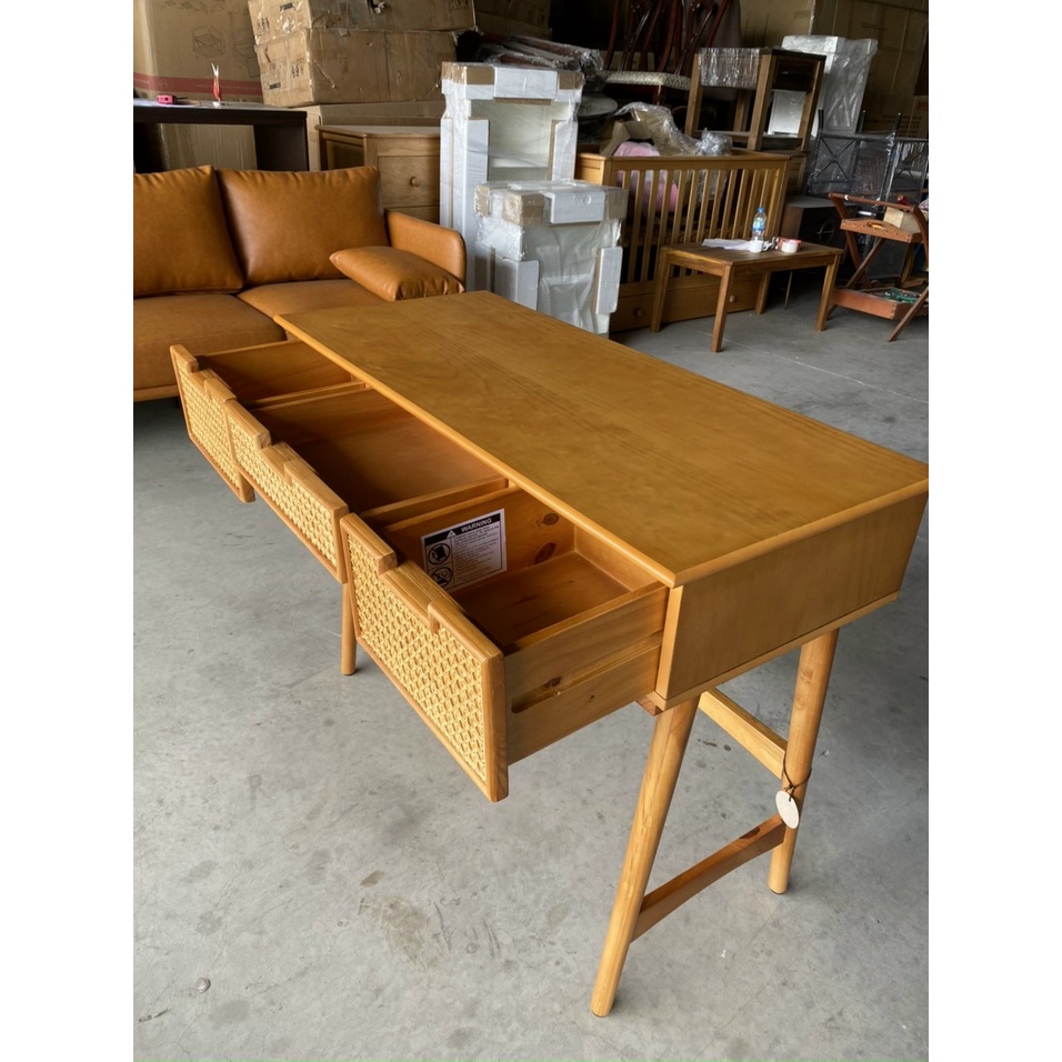 Bàn học bằng mây