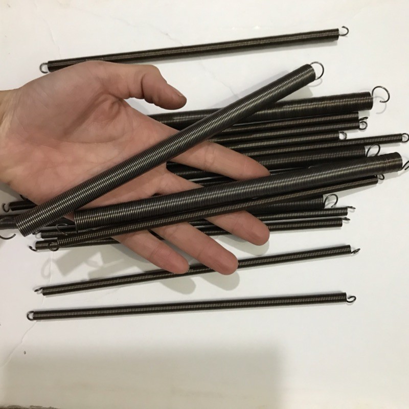 1 cái Lò xo kéo phi 8 dài 200mm