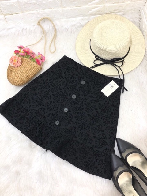 Chân váy đuôi cá nút hình thật