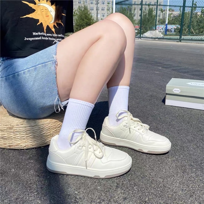 CÓ SẴN GIÀY SNEAKER TRẮNG KEM ĐẾ VIỀN NÂU